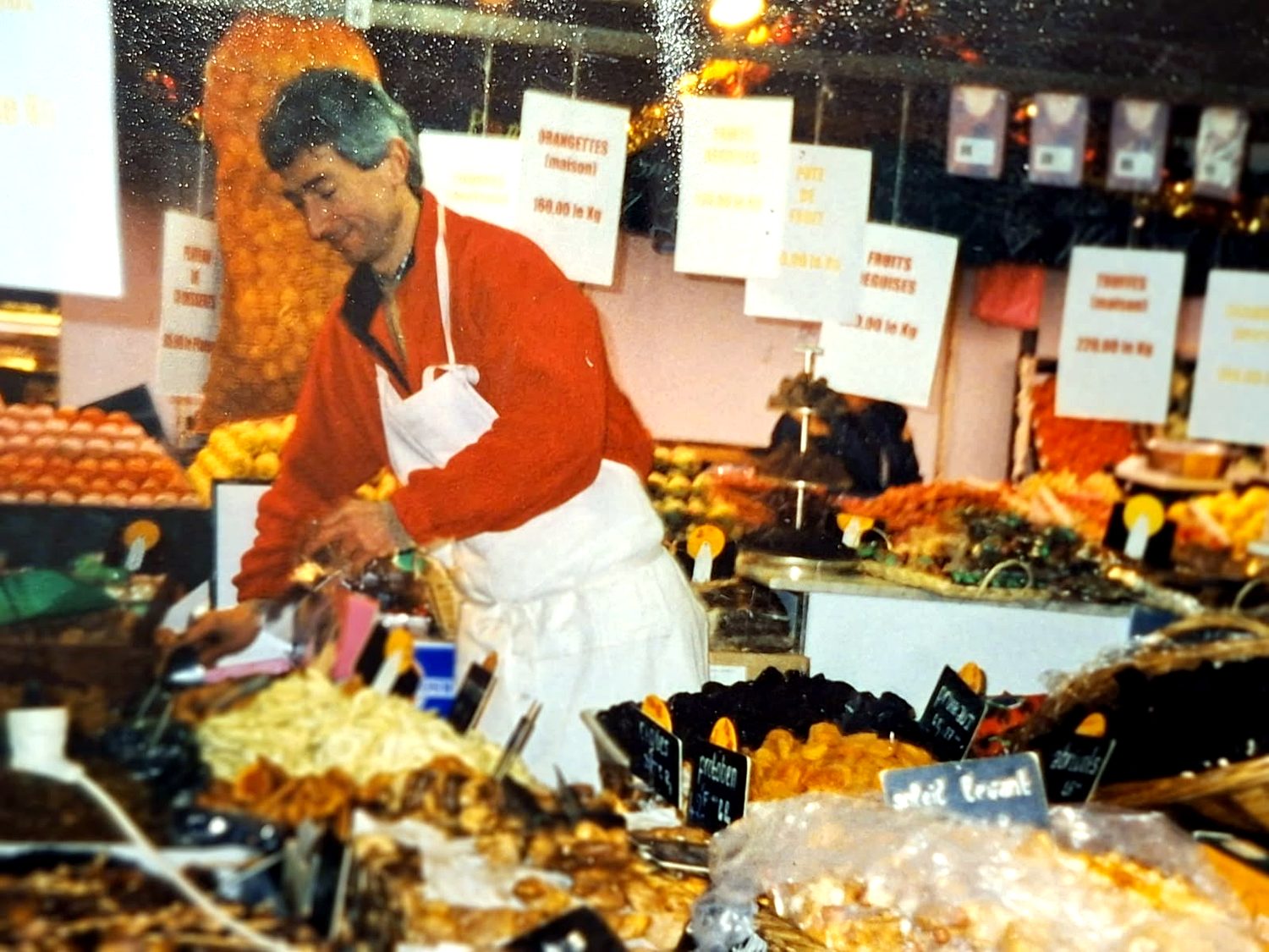 Olivier Daire dressant un étal foisonnant de fruits confits et d’orangettes maison