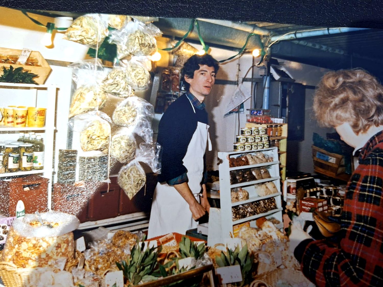 La première boutique parisienne, étals de fruits secs et de pâtes fraîches