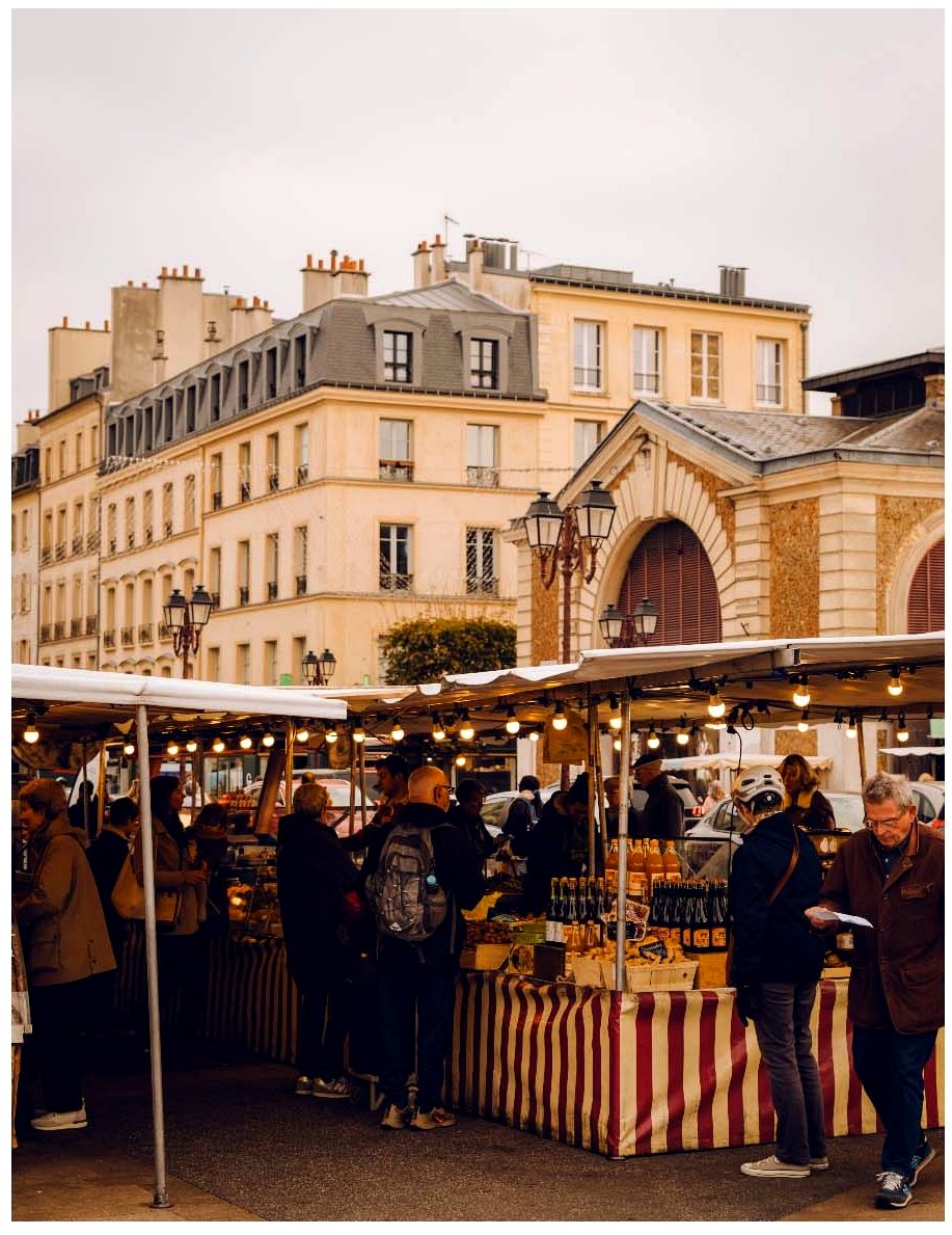 Le marché de Versailles au petit matin : les halles Notre-Dame et les étals rayés